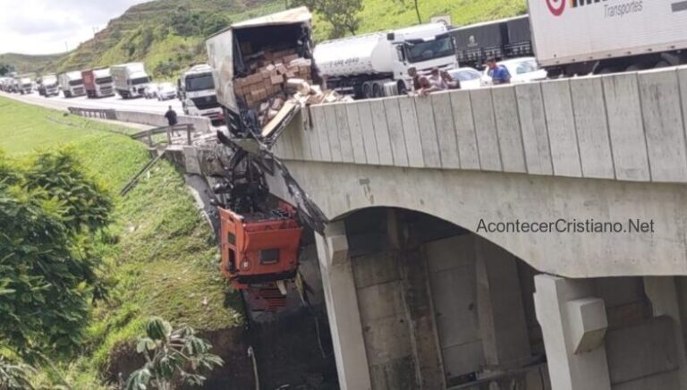 camion-colgado-puente