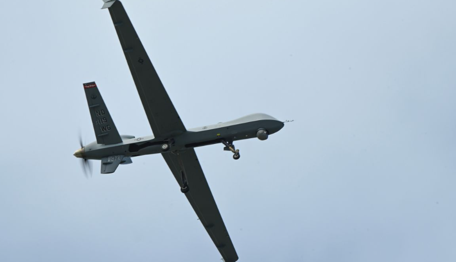 En esta foto del 21 de febrero, un MQ-9 Reaper del ala 119 de la Fuerza Aérea de EE. UU. sobrevuela el aeródromo durante Cope North 23 en la Base de la Fuerza Aérea Andersen, Guam.