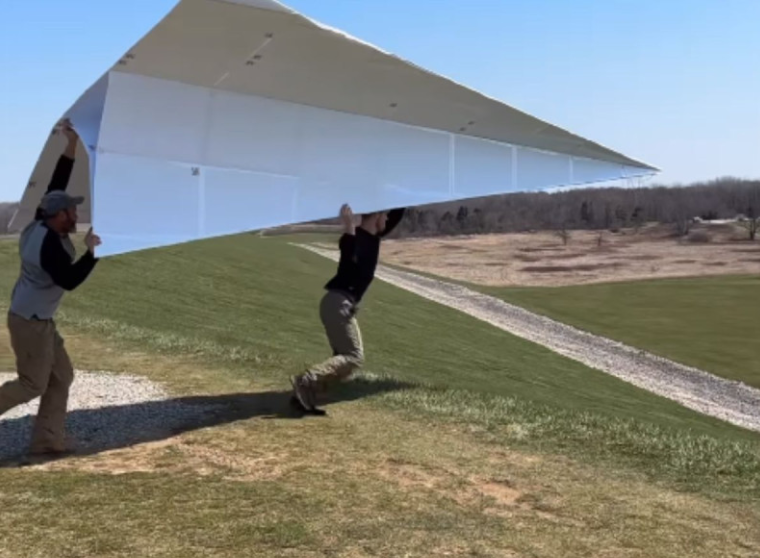 Influencer crea un avión de papel gigante... ¡Y logra hacerlo volar!