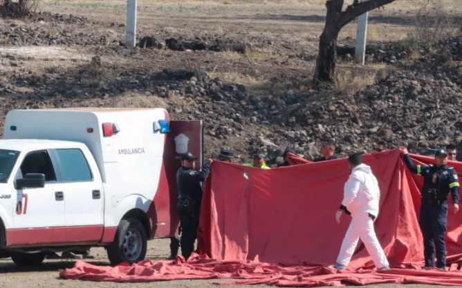 Dos muertos y una menor herida, así como el piloto herido, fueron el saldo del incendio. Foto: Rogelio Morales, Cuartoscuro