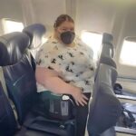 Una mujer intenta tomar su asiento en un avión, pero otra persona se niega, y lo que sucede después ha dividido a internet.